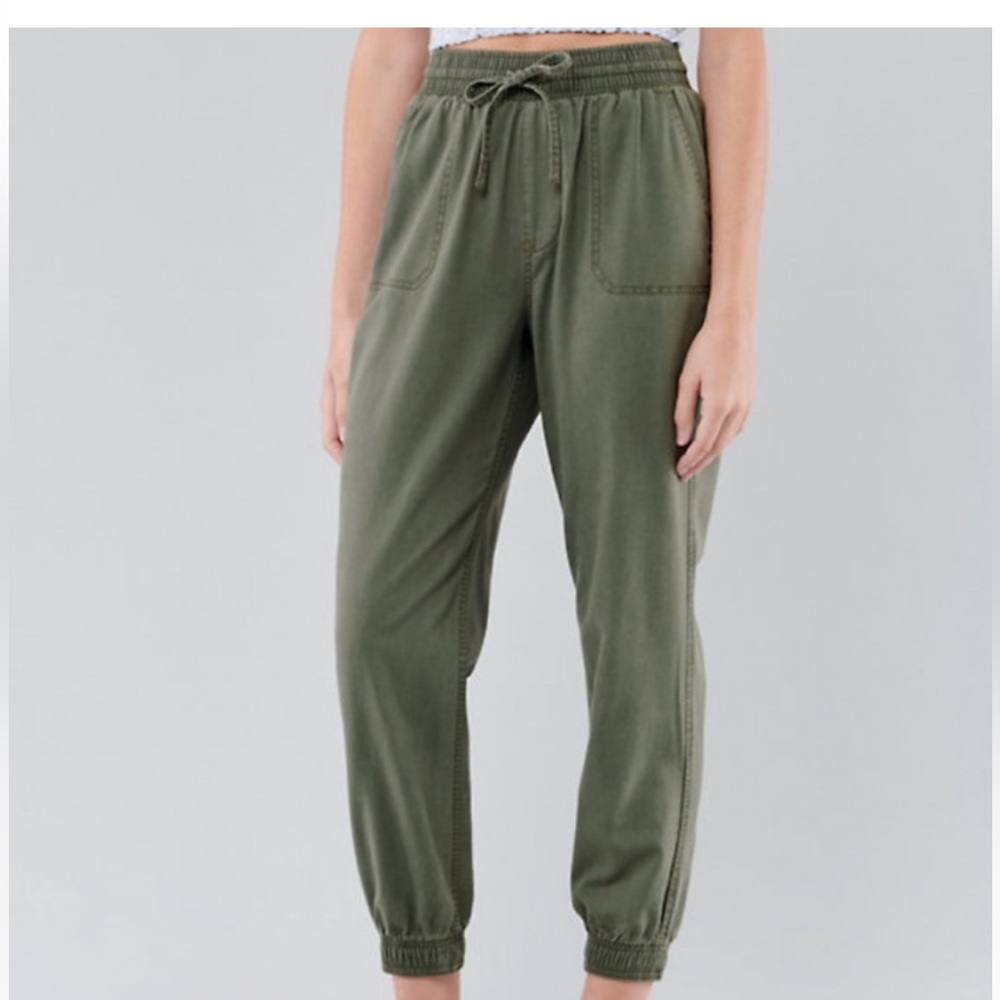 Hollister High Rise Jogger Pants! Size L